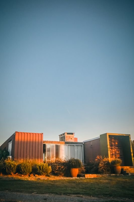 Chalé container da Imacolato Oliveiras ao entardecer