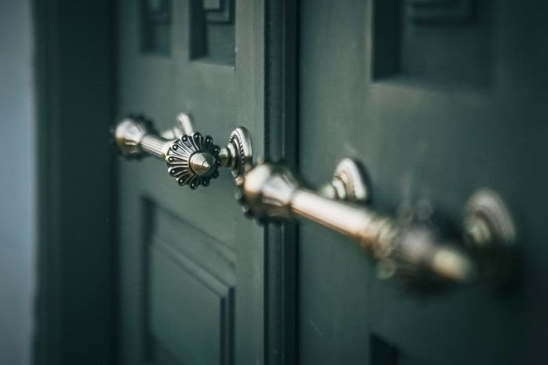Detalhe arquitetônico — puxador dourado