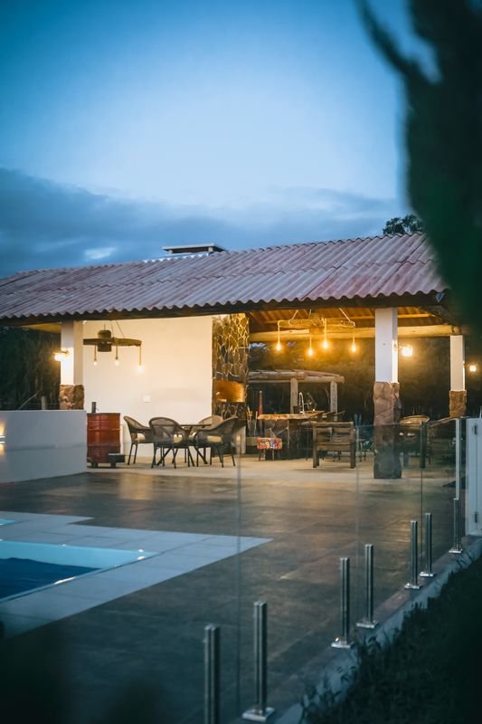 Lounge externo coberto ao entardecer