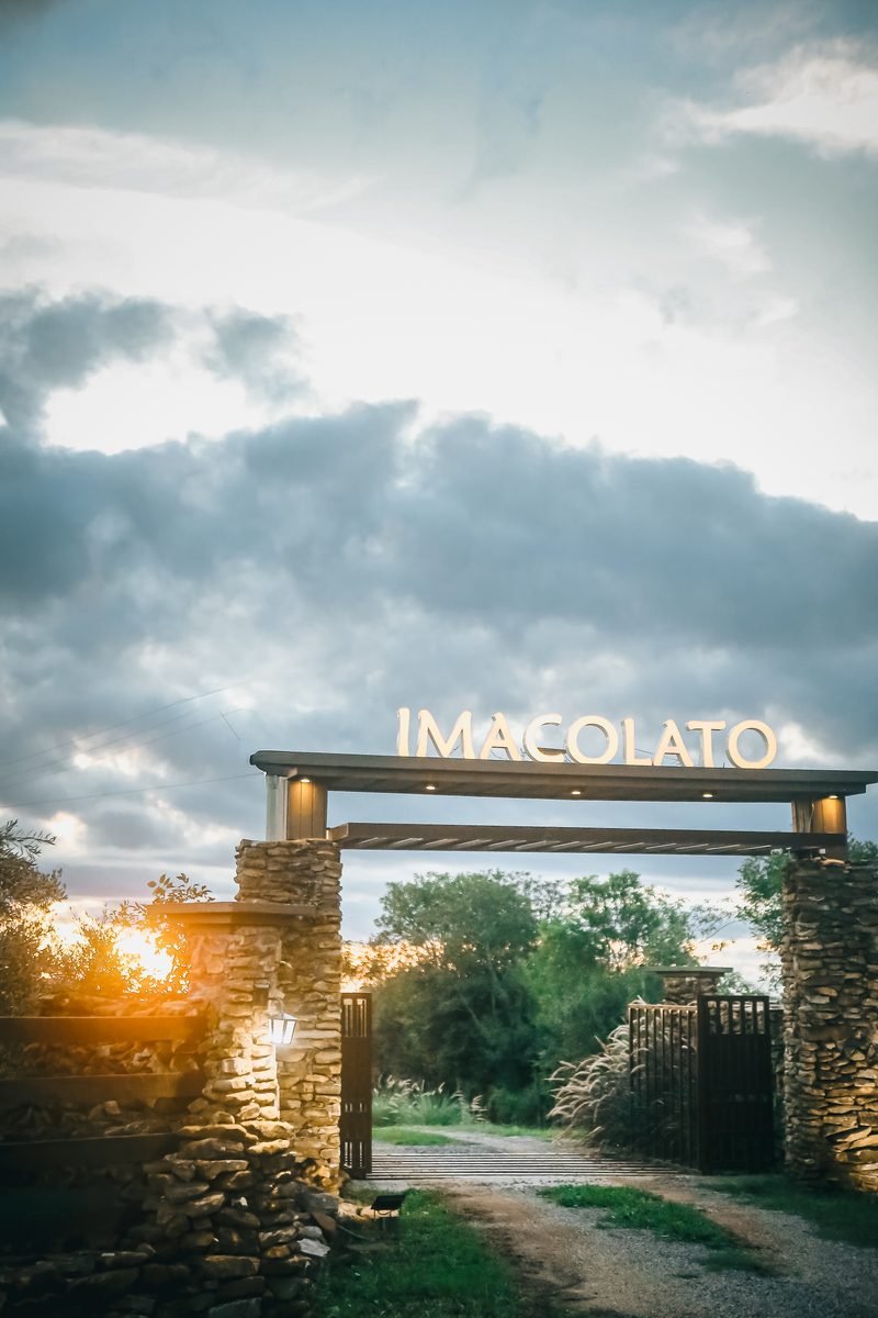 Fachada iluminada da Imacolato Oliveiras ao entardecer