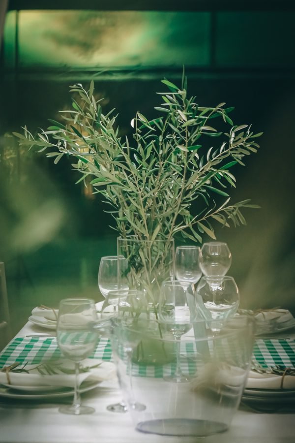Centro de mesa decorado com galhos de oliveira na Imacolato Oliveiras